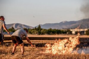 ΠΥΡΚΑΓΙΑ ΣΕ ΠΕΡΙΟΧΗ ΜΕ ΞΕΡΑ ΧΟΡΤΑ ΣΤΗ ΠΤΟΛΕΜΑΪΔΑ ΔΙΠΛΑ ΣΕ ΑΘΛΗΤΙΚΟ ΚΕΝΤΡΟ ΟΠΥ ΠΡΑΓΜΑΤΟΠΟΙΕΙ ΤΗ ΠΡΟΕΤΟΙΜΑΣΙΑ ΤΟΥ Ο ΑΤΡΟΜΗΤΟΣ (ΡΑΦΑΗΛ ΓΕΩΡΓΙΑΔΗΣ / eurokinissi)