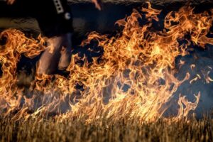 ΠΥΡΚΑΓΙΑ ΣΕ ΠΕΡΙΟΧΗ ΜΕ ΞΕΡΑ ΧΟΡΤΑ ΣΤΗ ΠΤΟΛΕΜΑΪΔΑ ΔΙΠΛΑ ΣΕ ΑΘΛΗΤΙΚΟ ΚΕΝΤΡΟ ΟΠΥ ΠΡΑΓΜΑΤΟΠΟΙΕΙ ΤΗ ΠΡΟΕΤΟΙΜΑΣΙΑ ΤΟΥ Ο ΑΤΡΟΜΗΤΟΣ (ΡΑΦΑΗΛ ΓΕΩΡΓΙΑΔΗΣ / eurokinissi)